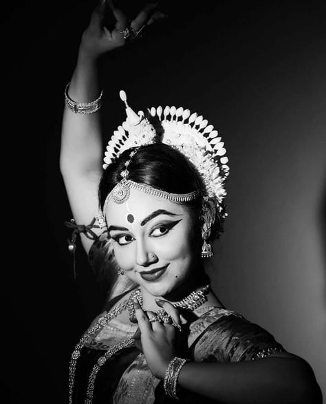 Dancing By Myself Aesthetic, Odissi Dance Photography, Kuchipudi Dance Poses, Indian Dance Aesthetic, Aesthetic Indian Photography, Odisha Culture, Indian Reference, Indian Dance Poses, Dancer Portrait