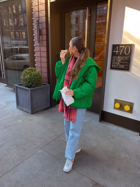 New York Sweater Outfit, Cold Winter Outfits Nyc, New York Outfits Winter Colorful, New York In The Winter Outfits, Chicago Christmas Outfit, Winter In New York Outfits Aesthetic, Christmas In The City Outfit, New York City Street Style Winter, New York City Outfits Fall 2023