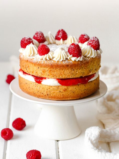 Birthday Victoria Sponge Cake, Raspberry Victoria Sponge, Queen Victoria Sponge Cake, Classic Victoria Sponge Cake, Victoria Sponge Cake Aesthetic, Victoria Cake Recipe, Sponge Cake Aesthetic, Victoria Sponge Birthday Cake, Victoria Sponge Cake Decoration