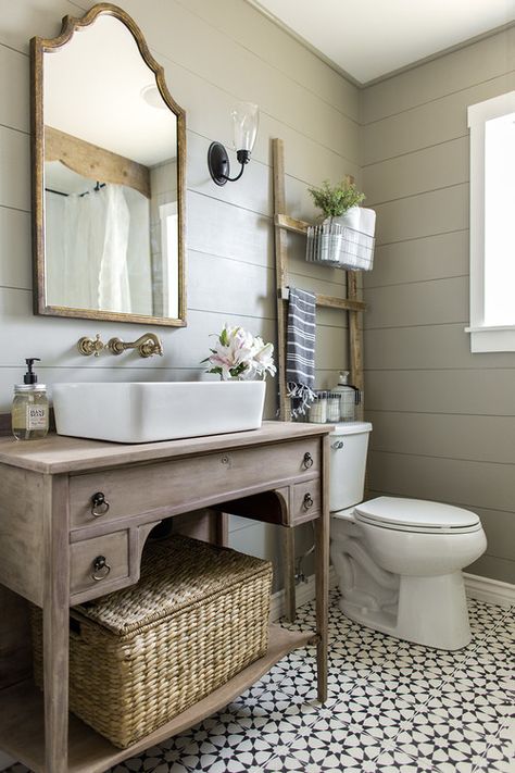 Makeover Kamar Mandi, Cottage Bathroom, Decor Ikea, Country Bathroom, Modern Farmhouse Bathroom, Hus Inspiration, Farmhouse Bathroom Decor, Wood Bathroom, Rustic Bathroom