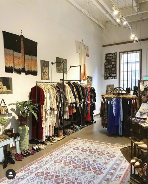 Clothing Store With Coffee Shop, Vintage Store Layout, Vintage Store Interior, Vintage Store Aesthetic, Consignment Store Displays, Vintage Dressing Rooms, Vintage Store Ideas, Vintage Shop Display, Vintage Store Displays