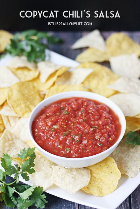 Copycat Chilis Salsa -- After comparing other copycat Chilis salsa recipes and making a few tweaks, this version is by far the closest to the original...and extremely addictive. | isthisreallymylife.com Chilis Salsa Recipe, Chilis Salsa, Chili's Salsa Recipe, Salsa Guacamole, Salsa Recipes, Copykat Recipes, Copycat Restaurant Recipes, Chips And Salsa, Idee Pasto Sano