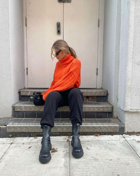 Orange Sweater Outfit, Turtleneck Sweater Outfit, Mode Dope, Winter Sweater Outfits, Turtleneck Outfit, Outfit For Travel, Travel Winter, Orange Sweater, Winter Inspo