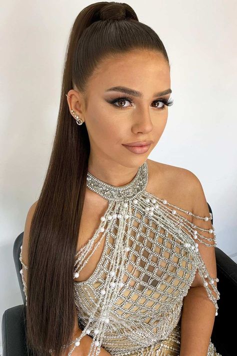 Sleek High Ponytail :heart: Get a chic and effortless look with a sleek ponytail. Check out our article for tips on how to style it! :heart: #lovehairstyles #hair #hairstyles #ponytails Long Ponytail Hairstyles, High Ponytail Hairstyles, Sleek Ponytail Hairstyles, Bubble Ponytail, Hair To One Side, Twist Ponytail, Quinceanera Hairstyles, High Ponytail, Classic Hairstyles