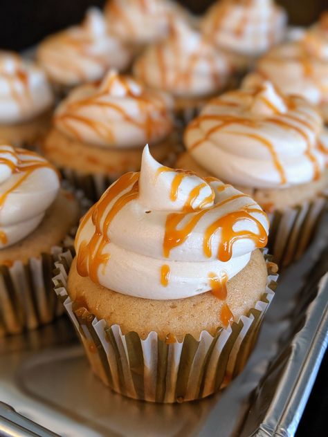 Boozy Cupcakes Recipes, Bourbon Cupcakes, Caramel Bourbon, Butterbeer Cupcakes, Harry Potter Butterbeer, Boozy Baking, Boozy Cupcakes, Salted Caramel Frosting, Salted Caramel Cupcakes