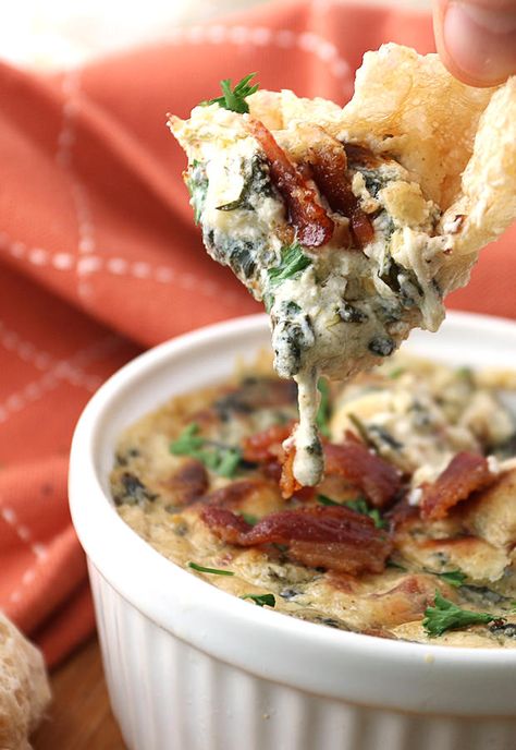 Bacon and Roasted Garlic Spinach Dip :: So good, not even your guests will know this party dip is low-carb! Shared via www.ruled.me/ Yum Snacks, Pepperoni Dip, Low Carb Holiday, Spinach Dip Recipe, Optavia Recipes, Garlic Spinach, Party Dip, Keto Christmas, Cheesecake Dip