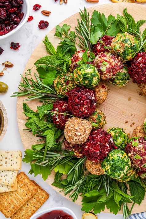 Food Wreath Ideas, Christmas Appetizers Savory, Healthy Snacks For Christmas Party, Vegetable Wreath Appetizer, Christmas Mini Cheese Balls, Christmas Shower Food, Christmas Bitesize Appetizers, Fun Party Appetizers, Christmas Ornament Cheese Ball