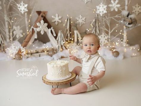 Snow Backdrop Photography, Onederland Birthday Photoshoot, Winter Cake Smash Girl, Christmas Cake Smash Boy, Winter Smash Cake Boy, Christmas Smash Cake, Cakesmash Boy, Winter Cake Smash, 1st Birthday Winter