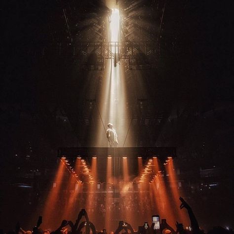 Ultra-Light Beam (: @john_carle) #kanyewest #saintpablotour #Yeezy #tlop #boston #tdgarden Saint Pablo Tour, Saint Pablo, Life Of Pablo, Complex Magazine, Mixtape Cover, Rap Aesthetic, Magazine Cover Design, Photography Magazine Cover, Sanya