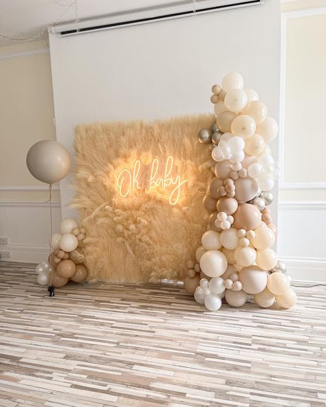 Neutral Backdrop With Balloons, Pampas Baby Shower Decor, Photo Wall Party, Neutral Baby Shower Backdrop, Pampas Backdrop, Neutral Balloons, Backdrop Business, Pampas Wall, Baby Shower Photo Backdrop