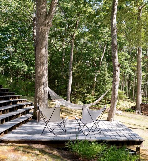 Design Trend: 15 Wooden Decks That Disappear Into the Landscape Beginners Garden, Modern Garden Landscaping, Wood Decks, Planters Garden, Wooden Deck, Matthew Williams, Aesthetic Garden, Shelter Island, Cottage Exterior