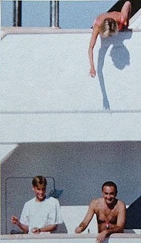 12-Diana & Dodi, Holiday,1997 (362)  Dianna dropping ice cubes on Dodi and William Diana Dodi, Princess Diana And Dodi, Dodi Al Fayed, Prințesa Diana, Diana Williams, Principe William, Princess Diana Family, Princess Diana Pictures, Prinz Harry