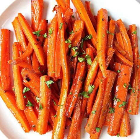 Brown Sugar Roasted Carrots – sweet and garlicky carrots roasted to perfection! The easiest and most delicious way to enjoy this vegetable! #sidedish #vegetables #carrots Fresh Carrot Recipes, Brown Sugar Roasted Carrots, Carrots Roasted, Roasted Carrots Recipe, Fest Mad, Carrots Recipe, Resep Diet, Carrot Recipes, Deilig Mat