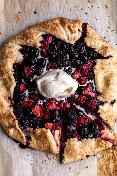 Berry Galette Recipe, Berry Galette, Cream Cheese Puffs, Cornmeal Crust, Cream Cheese Puff Pastry, Blueberry Galette, Pizza Sugar Cookie, Pastas Recipes, Galette Recipe