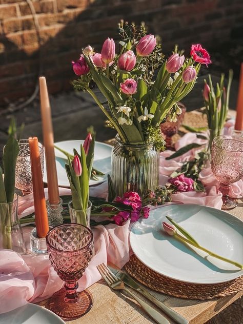 Pink Tulip Table Decor, Pink Chiffon Table Runner, Garden Party Table Runner, Boho Outdoor Table Decor, Spring Brunch Decorations Table Settings, Spring Theme Table Decor, Pink Dining Table Setting, Pretty In Pink Table Decor, Spring Picnic Decor