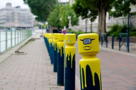 Street Art - Urban / LEGO Spray Paint on Parking Bollard - JOQUZ Street Art Illusions, Street Art Utopia, Wal Art, Urbane Kunst, Lego Minifigs, Amazing Street Art, Street Marketing, Seni 3d, Murals Street Art