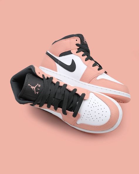 Jordan 1 Mid Pink Quartz, Jordan 1 Mid Pink, Обувь Air Jordan, Boty Nike, Sneaker Shop, Trendy Shoes Sneakers, Nike Shoes Girls, Basket Style, Jordan Shoes Girls