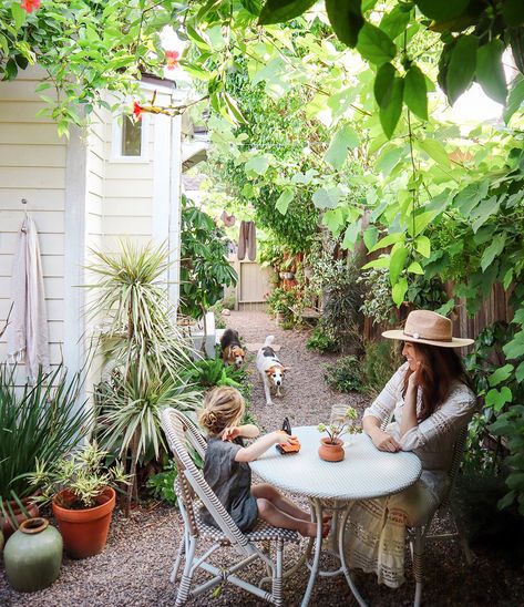 Remaining Clutter-Free for the Long Run — The Tiny Canal Cottage Cottage Garden Patio, Garden Escape, Diy Garden Patio, Concrete Patios, Garden Patio Decor, Small Patio Garden, Garden Arbor, Relaxing Atmosphere, Side Garden