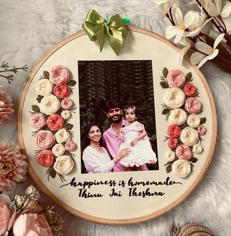 Family Hoop Art Embroidery, Hoop Embroidery Ideas, Photo Embroidery Hoop, Birthday Embroidery Designs, Embroidered Photography, Easy Birthday Cards Diy, Grub Hub, Pic Frame, Gift Embroidery