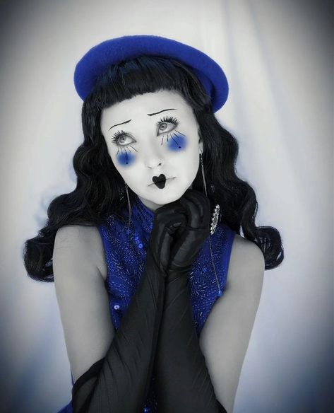 Old Fashioned Clown Makeup, Female Mime Makeup, French Mime Aesthetic, Creepy Mime Makeup, Mime Clown Makeup, Halloween Characters Makeup, Blue Clown Costume, Diy Vintage Clown Costume, Mime Makeup Halloween