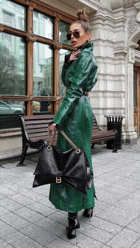 Leather Raincoat Outfit, Vinyl Fashion, Trendy Fall Outfits, Classy Women, Looks Style, Street Chic, Look Fashion, Elegant Style, Classy Outfits