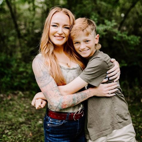 Mother Teenage Son Photos, Mom And Grown Son Photo Ideas, Mom And Son Poses Older, Mom Son Daughter Photo Shoot, Mother Teen Son Portraits, Single Mom And Kids Photoshoot, Mother And Older Son Photoshoot, Single Dad Photoshoot, Mom And Teen Son Portraits