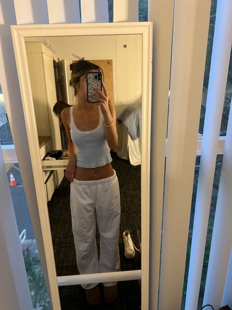 Lazy Sweatpants Outfit, Comfy Outfits Lazy Sweatpants, Tank Top And Sweatpants, Cargo Sweatpants Outfit, Sweatpants Outfit For School, Fashion Sweatpants, Comfy School Outfits, Cutest Outfits, Lazy Day Outfit