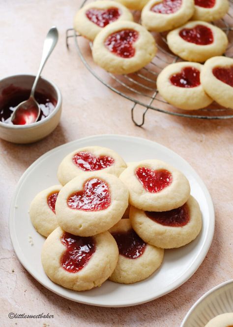 These strawberry thumbprint cookies are not only adorable but also delicious to eat. With their buttery cookie base and sweet strawberry filling, they're sure to become a favorite in your household. Jelly Cookies Thumbprint, Vintage Baked Goods, Strawberry Butter Cookies, Log Cookies Recipes, Tea Party Baked Goods, Fruit Filled Cookies, Tea Time Sweets, Baked Goods For Boyfriend, Easy Tea Party Desserts