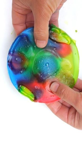 Make easy and colorful cosmic suncatchers from glue and food coloring! Summer Camp Activities For Preschoolers, Glue And Food Coloring, Summer Camp Crafts, Homeschool Art, Crafty Kids, Craft Club, Camping Crafts, Camping Art, Preschool Fun