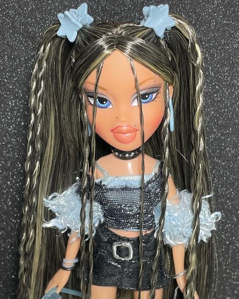 Y2k Bratz Hairstyles, Bratz Yasmin Hairstyle, Brats Doll Hairstyle, Brats Hair Styles, Bratz Hairstyle Ideas, Bratz Hair Inspiration, Bratz Hair Styles, Bratz Dolls Make Up, Brats Hairstyle