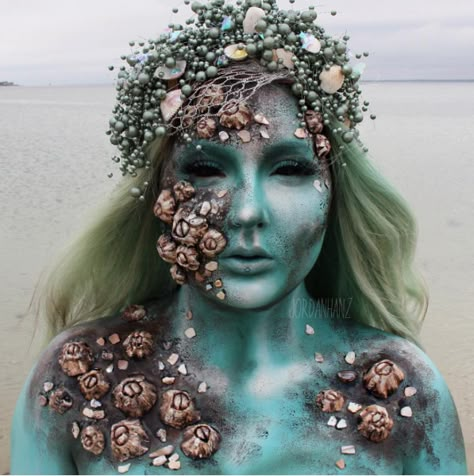 Barnacles and blacked-out eyes give this pretty mermaid look a haunting edge. #refinery29 http://www.refinery29.com/2016/08/119674/makeup-character-transformations#slide-5 Mermaid Headdress, Scary Mermaid, Halloween Makeup Artist, Mermaid Headpiece, Fantasy Make-up, Mermaid Cosplay, Mermaid Headband, Marine Creatures, Kostum Cosplay