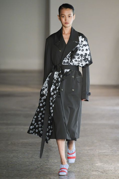 Gabriele Colangelo Spring 2018 Ready-to-Wear  Fashion Show Collection Fashion Silhouette, 60 Fashion, Fur Scarf, Fashion Show Collection, Mode Inspiration, Fashion Sketches, Fashion Week Spring, Scarf Styles, Silk Scarf