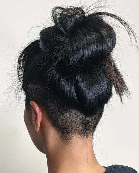 Female Undercut Long Hair, Undercuts For Women, Undercut Curly Hair, Undercut Hairstyles Women, Undercut Long Hair, Undercut Styles, Undercut Women, Hair To One Side, Short Hair Undercut