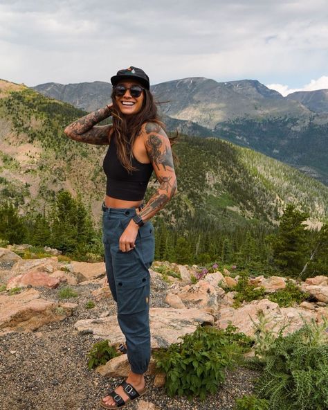 Gaper Day Outfit, Outfits For Extreme Heat, Denver Outfits Spring, Mountain Outfit Summer, Outdoorsy Style Summer, Outdoor Aesthetic Outfits, Relaxed Summer Outfits, Pnw Fashion, Outdoorsy Fashion