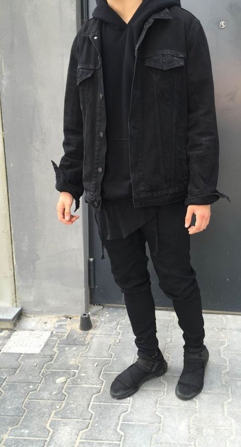 Alternative Fashion Mens, Hommes Grunge, Grunge Outfits Men, Black Outfit Men, Mens Fashion Denim, Jeans Trend, Dress Better, Mens Fashion Simple, Hipster Man