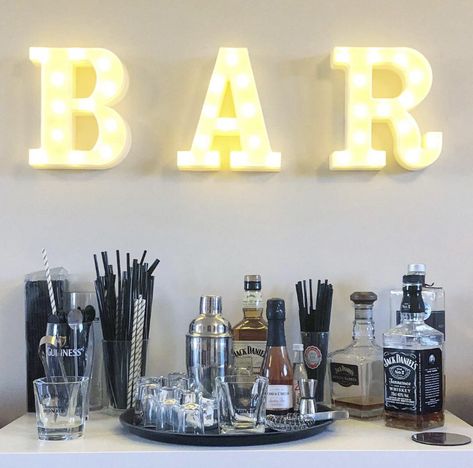 Home bar, coctail bar, mini bar, alcohols, party, housewarming, house party Bar Set Up Ideas, Ideas De Mini Bar, Set Up Ideas, Bandeja Bar, House Party Decorations, Diy Bar Cart, Home Bar Signs, Bar Mini, Home Bar Sets