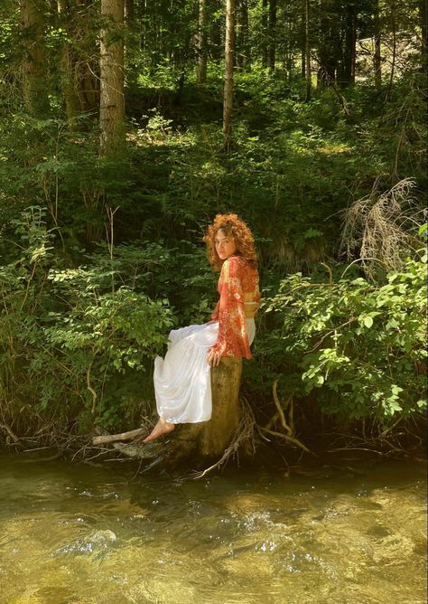 boho hippie photo inspo 70s Nature Aesthetic, Boho Picture Ideas, 70s Inspired Senior Pictures, Hippie Instagram Pictures, 70s Senior Pictures, Boho Aesthetic Photos, 80s Aesthetic Photography, Hippie Senior Pictures, Boho Senior Pictures