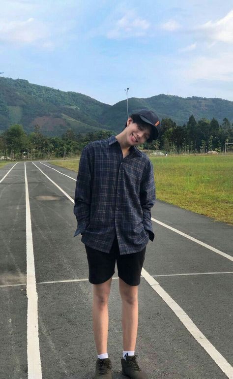 Outfit Cowo Mamba, Uniqlo Men Outfit, Style Nam, Outfit Cowo, Outfit Cowok, Trendy Boy Outfits, Mens Trendy Outfits, Street Style Outfits Men, Men Stylish Dress