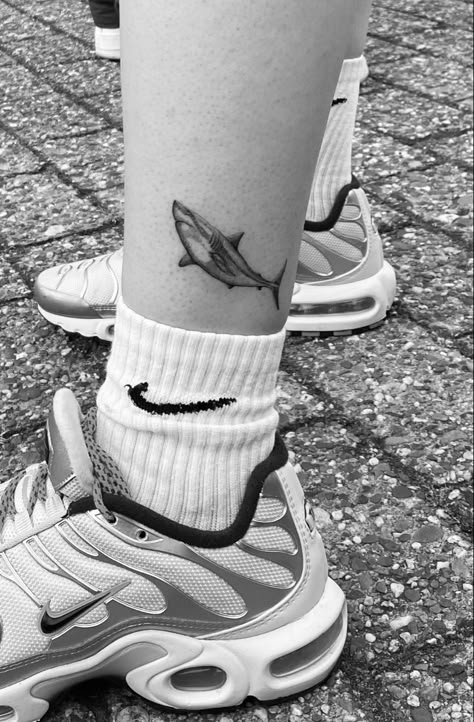 Shark Tattoo On Leg, Shark Tattoo Aesthetic, Latte Art Tattoo, Sharks Tattoo, Great White Shark Tattoo, Logan Tattoo, Old Women With Tattoos, Simple Shark Tattoo, Small Shark Tattoo