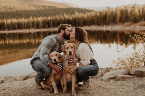 Cutest couple session in Echo Lake Park, CO with their dogs | Photography by Hayley Dolson Couple Photoshoot With Dog, Photoshoot With Dog, Dog Family Pictures, Family Dog Photos, Family Pet Photography, Shooting Couple, Fall Engagement Pictures, Echo Lake, Couple Engagement Pictures