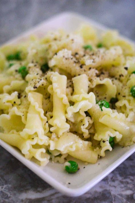 Gigli pasta with peas is a Mediterranean pasta dish that combines Gigli pasta with the pasta e piselli recipe to create an awesome family dinner. Gigli Pasta Recipes, Gigli Pasta, Green Peas Recipes, Campanelle Pasta, Quick Family Dinners, Pasta With Peas, Mediterranean Pasta, Pasta Meals, Pasta Pot