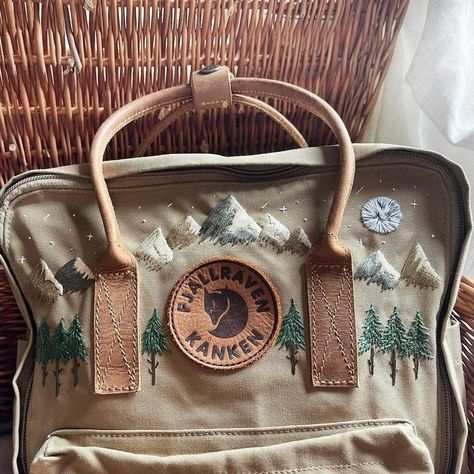 Bookbag Embroidery, Embroidery Fjallraven Kanken, Kanken Backpack Embroidery, Kanken Aesthetic, Embroidered Kanken, Backpack Embroidery, Mochila Fjallraven Kanken, Crochet Hand Bags, Embroider Ideas