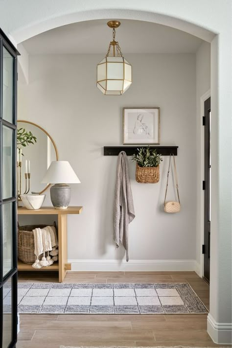 Small Entryway Design, Small Foyer Design, Small Foyer Ideas, Entrance Ideas Entryway, Cliff View, Tiny Entryway, Woodside Homes, Small Entryway Ideas, Stylish Living Room Ideas