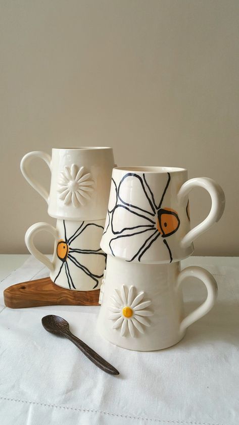 Daisy Mug Painting, Pottery Daisy, Daisy Pottery, Ideas Ceramica, Diy Keramik, Handmade Bowls, Ceramics Pottery Mugs, Liverpool England, Pottery Handbuilding