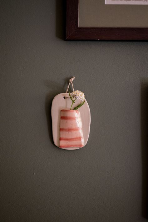 Small Easy Ceramic Projects, Ceramic Small Gifts, Hanging Clay Decorations, Pottery Wall Hangings, Ceramic Wall Art Hanging, Diy Clay Wall Hanging, Ceramic Wall Shelf, Wall Hanging Ceramic Art, Small Ceramic Ideas