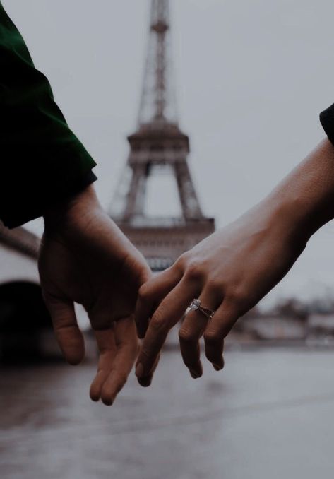 Paris Couple Pictures, Couple Reference, Couple Mignon, Paris Engagement Photos, Reference Couple, Paris Photo Ideas, Couple Fun, Eiffel Tower Photography, Paris Travel Photography