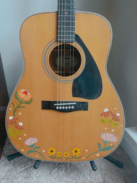 Yellow Acoustic Guitar, Acoustic Guitar Custom, Aesthetic Acoustic Guitar Design, Acoustic Guitar Taylor Swift, Painted Guitar Acoustic Flowers, Hand Painted Acoustic Guitar, Painting Acoustic Guitar, Painted Acoustic Guitar Ideas, Floral Acoustic Guitar