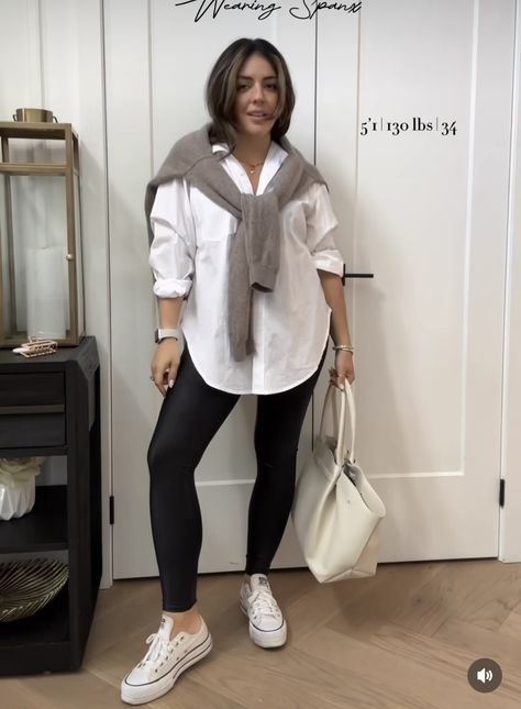 Hot Autumn Day Outfit, Button Up Shirt With Leggings, Outfits Camisa Blanca, Black Leggings Outfits, Style Black Leggings, Outfits Leggins, Leggings Outfit Ideas, Outfits Juvenil, Look Legging