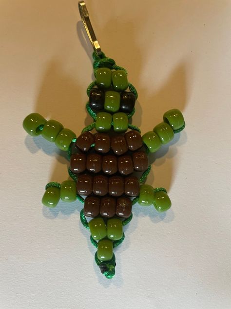 Beaded Turtle Keychain Pony Bead Patterns Turtle, Turtle Bead Keychain, Pony Bead Turtle Pattern, Bead Buddy Patterns Easy, Pony Beaded Animals, Craft Beads Ideas, Small Bead Animals, Pony Bead Turtle, Pony Bead Projects Key Chains