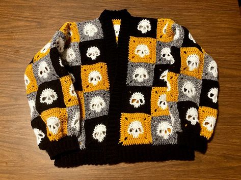 Learn how to make a unique and stylish Granny Square Skull Sweater with our free crochet pattern, using different colored squares. Crochet Halloween Patterns, Granny Square Sweater, Crochet Cardigan Pattern Free, Crochet Skull, Crochet Symbols, Skull Sweater, Crochet Halloween, Crochet Sweater Pattern Free, Halloween Crochet Patterns